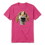 Un T-shirt framboise à manches courtes et col rond, orné d'un motif représentant un chien sur le devant.