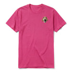 Un T-shirt framboise à manches courtes et col rond, orné d'un motif représentant un chien sur la poitrine gauche.