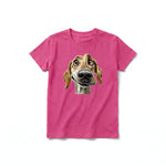 Un T-shirt framboise à manches courtes et col rond pour jeune, orné d'un motif représentant un chien sur le devant.