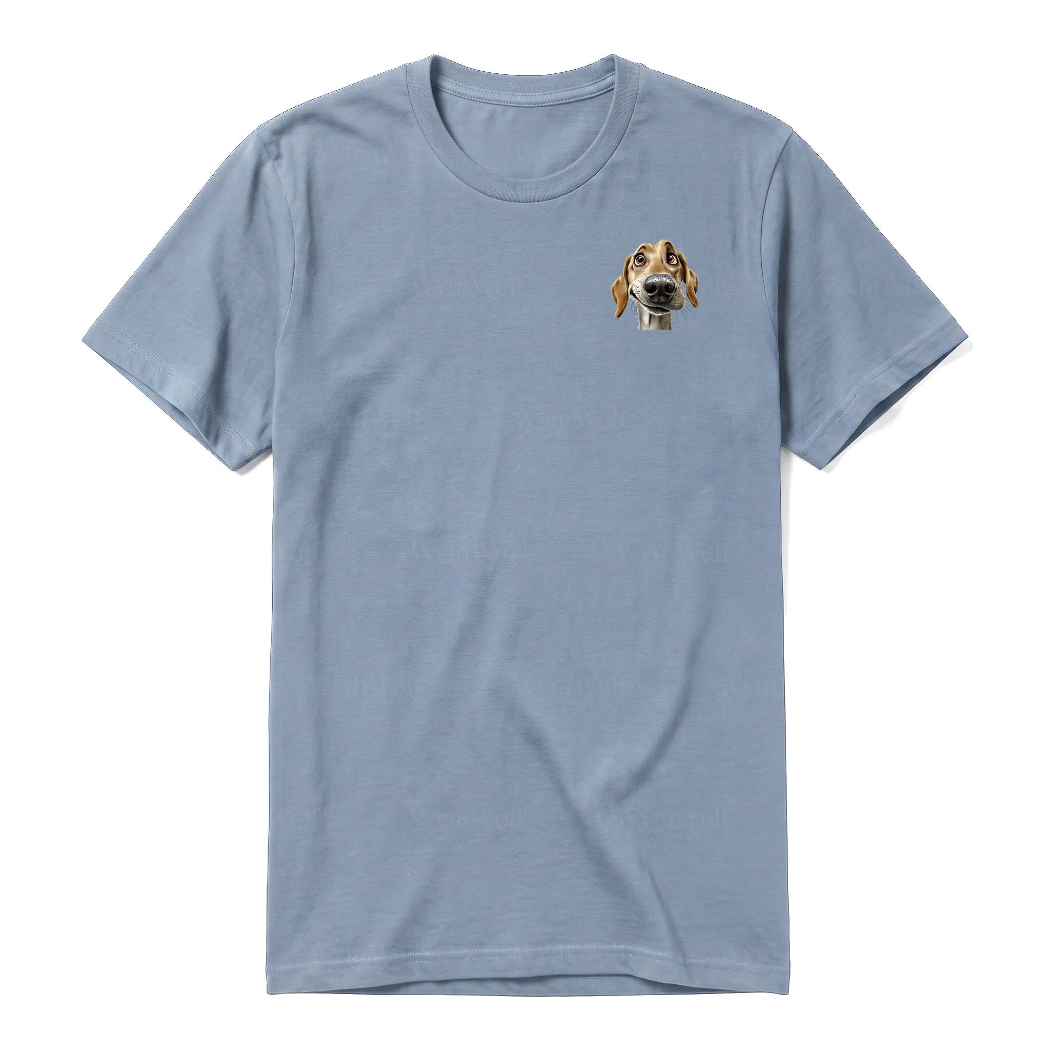 Un T-shirt steel-blue à manches courtes et col rond, orné d'un motif représentant un chien sur la poitrine gauche.
