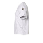 Un T-shirt gris cendré à manches courtes et col rond, orné d'un motif représentant un chien sur le haut de la manche gauche.