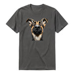 Un T-shirt charbon à manches courtes et col rond, orné d'un motif représentant un chien sur le devant.
