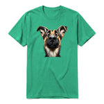 Un T-shirt kelly à manches courtes et col rond, orné d'un motif représentant un chien sur le devant.