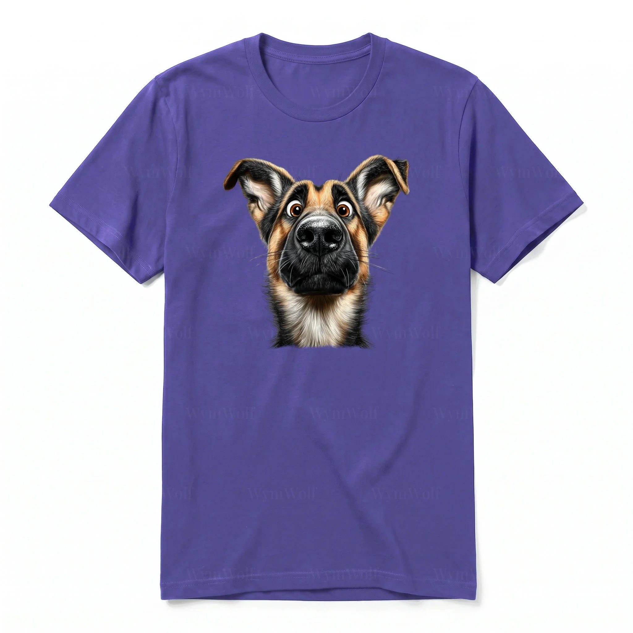Un T-shirt violet à manches courtes et col rond, orné d'un motif représentant un chien sur le devant.