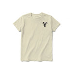 Un T-shirt latte à manches courtes et col rond pour jeune, orné d'un motif représentant un chien sur la poitrine gauche.