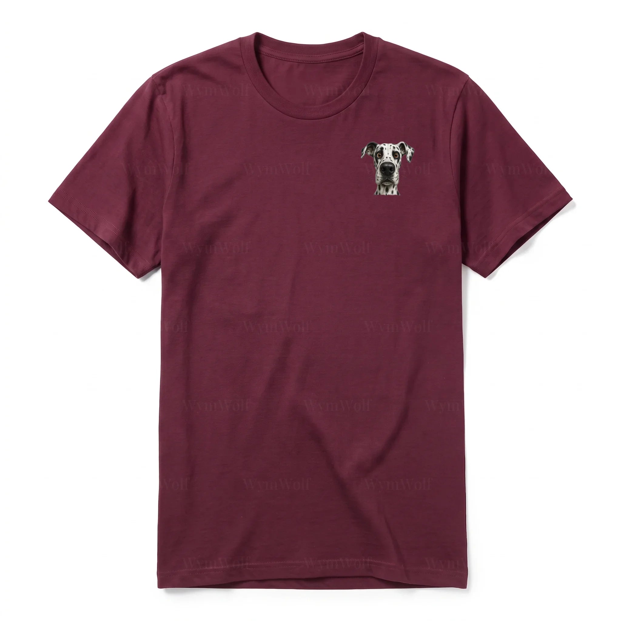Un T-shirt marron à manches courtes et col rond, orné d'un motif représentant un chien sur la poitrine gauche.