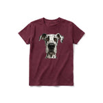 Un T-shirt marron à manches courtes et col rond pour jeune, orné d'un motif représentant un chien sur le devant.