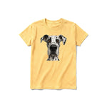 Un T-shirt moutarde à manches courtes et col rond pour jeune, orné d'un motif représentant un chien sur le devant.