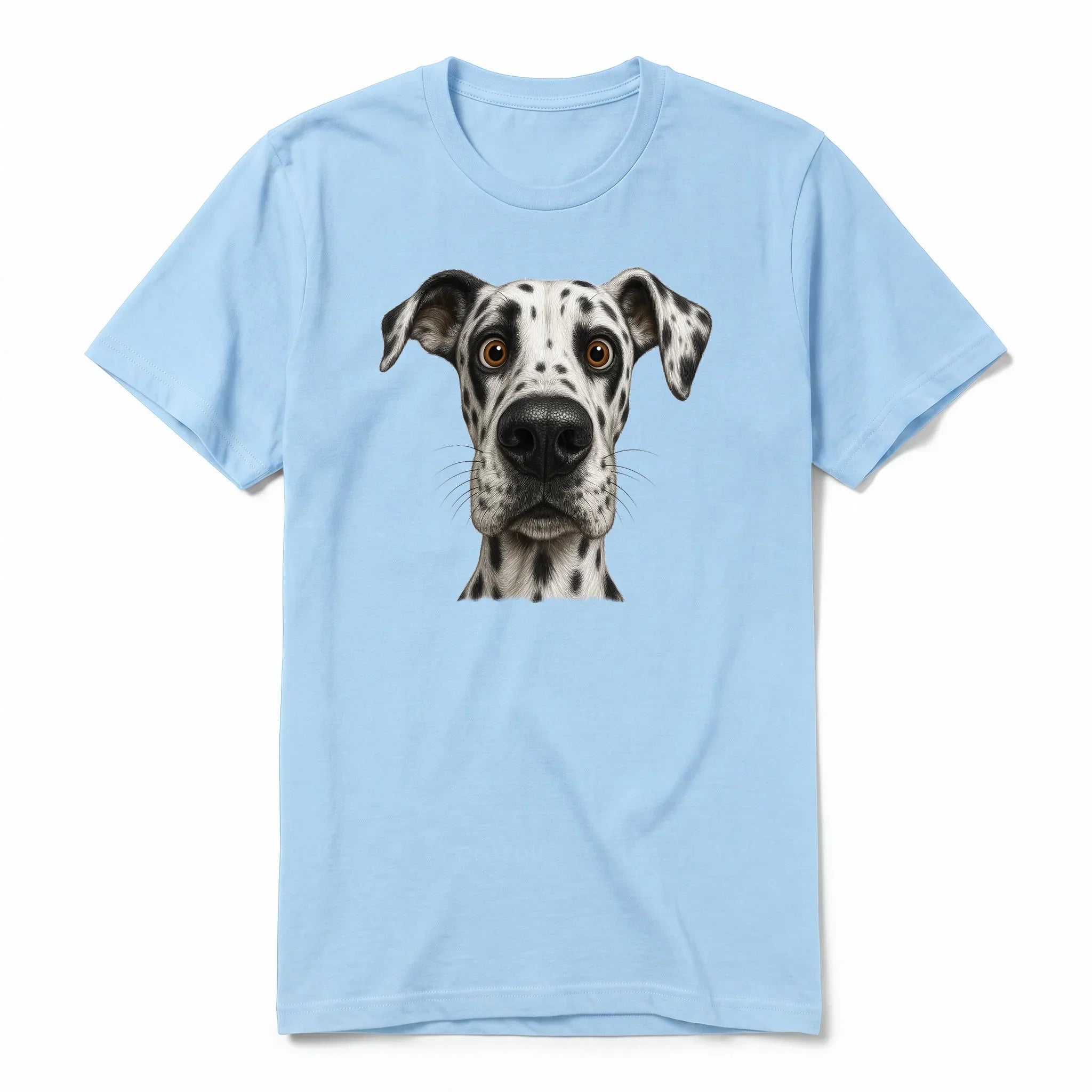 Un T-shirt poudre à manches courtes et col rond, orné d'un motif représentant un chien sur le devant.