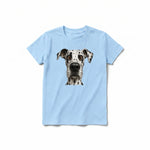 Un T-shirt poudre à manches courtes et col rond pour jeune, orné d'un motif représentant un chien sur le devant.