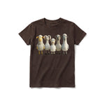 Un T-shirt chocolat à manches courtes et col rond pour jeune, orné d'un motif représentant un animal de la ferme sur le devant.
