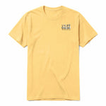 Un T-shirt moutarde à manches courtes et col rond, orné d'un motif représentant un animal de la ferme sur la poitrine gauche.