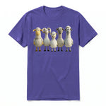 Un T-shirt violet à manches courtes et col rond, orné d'un motif représentant un animal de la ferme sur le devant.