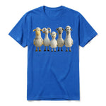 Un T-shirt royal à manches courtes et col rond, orné d'un motif représentant un animal de la ferme sur le devant.
