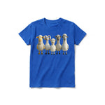 Un T-shirt royal à manches courtes et col rond pour jeune, orné d'un motif représentant un animal de la ferme sur le devant.