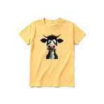 Un T-shirt moutarde à manches courtes et col rond pour jeune, orné d'un motif représentant un animal de la ferme sur le devant.