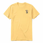 Un T-shirt moutarde à manches courtes et col rond, orné d'un motif représentant un animal de la ferme sur la poitrine gauche.