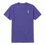 Un T-shirt violet à manches courtes et col rond, orné d'un motif représentant un animal de la ferme sur la poitrine gauche.