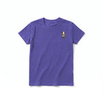 Un T-shirt violet à manches courtes et col rond pour jeune, orné d'un motif représentant un animal de la ferme sur la poitrine gauche.