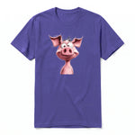 Un T-shirt violet à manches courtes et col rond, orné d'un motif représentant un animal de la ferme sur le devant.