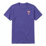 Un T-shirt violet à manches courtes et col rond, orné d'un motif représentant un animal de la ferme sur la poitrine gauche.