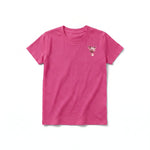 Un T-shirt framboise à manches courtes et col rond pour jeune, orné d'un motif représentant un animal de la ferme sur la poitrine gauche.