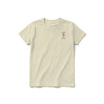 Un T-shirt latte à manches courtes et col rond pour jeune, orné d'un motif représentant un animal de la ferme sur la poitrine gauche.