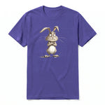 Un T-shirt violet à manches courtes et col rond, orné d'un motif représentant un animal de la ferme sur le devant.