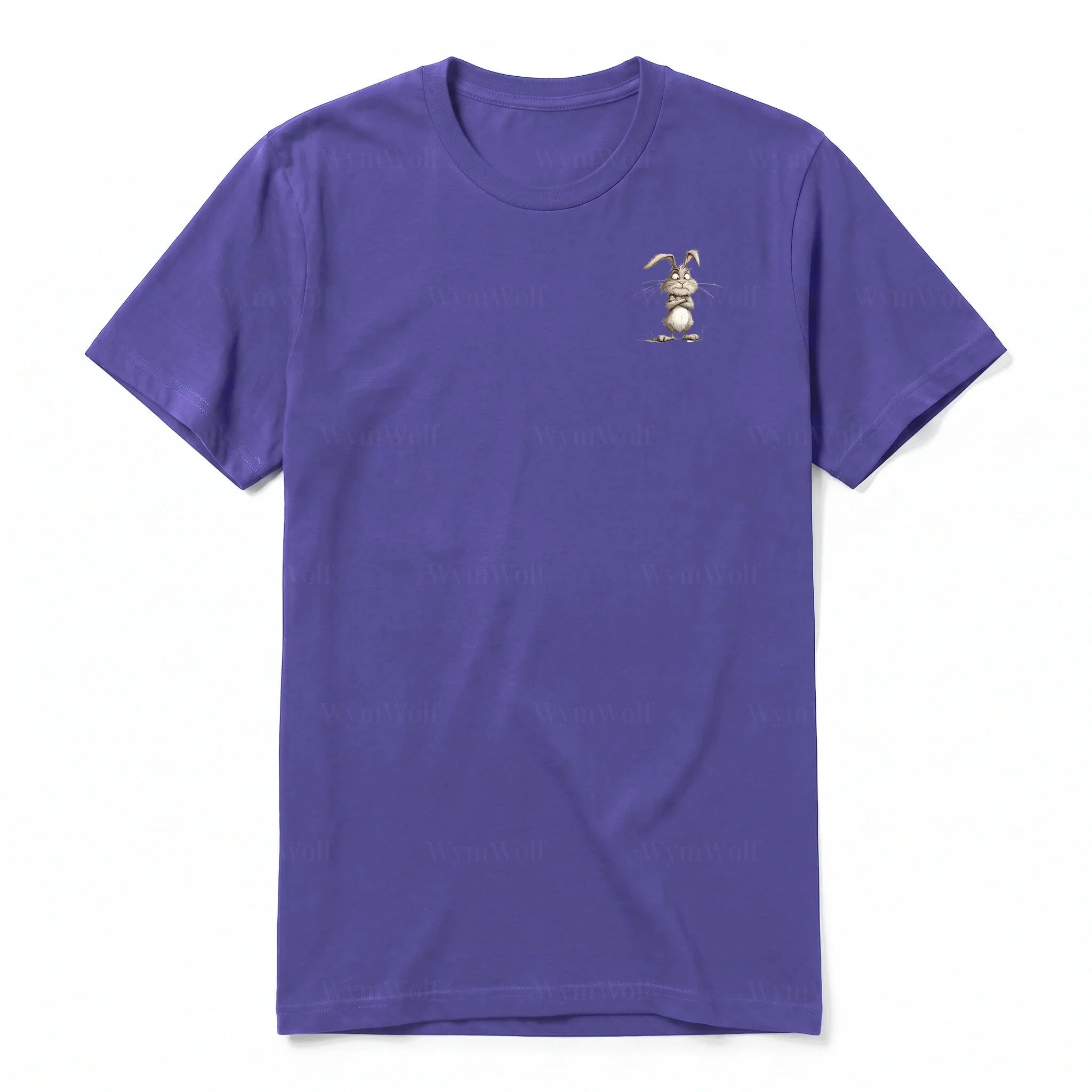 Un T-shirt violet à manches courtes et col rond, orné d'un motif représentant un animal de la ferme sur la poitrine gauche.
