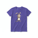 Un T-shirt violet à manches courtes et col rond pour jeune, orné d'un motif représentant un animal de la ferme sur le devant.