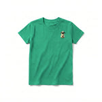 Un T-shirt kelly à manches courtes et col rond pour jeune, orné d'un motif représentant un animal de la ferme sur la poitrine gauche.