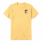 Un T-shirt moutarde à manches courtes et col rond, orné d'un motif représentant un animal de la ferme sur la poitrine gauche.