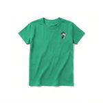 Un T-shirt kelly à manches courtes et col rond pour jeune, orné d'un motif représentant un animal de la ferme sur la poitrine gauche.