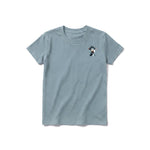 Un T-shirt sauge à manches courtes et col rond pour jeune, orné d'un motif représentant un animal de la ferme sur la poitrine gauche.