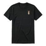 Un T-shirt noir à manches courtes et col rond, orné d'un motif représentant un animal de la ferme sur la poitrine gauche.