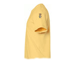 Un T-shirt moutarde à manches courtes et col rond, orné d'un motif représentant un animal de la ferme sur le haut de la manche gauche.