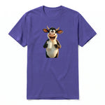 Un T-shirt violet à manches courtes et col rond, orné d'un motif représentant un animal de la ferme sur le devant.
