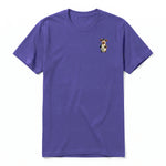 Un T-shirt violet à manches courtes et col rond, orné d'un motif représentant un animal de la ferme sur la poitrine gauche.