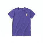 Un T-shirt violet à manches courtes et col rond pour jeune, orné d'un motif représentant un animal de la ferme sur la poitrine gauche.