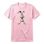 Un T-shirt rose à manches courtes et col rond, orné d'un motif représentant un animal de la ferme sur le devant.