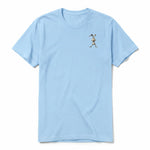 Un T-shirt poudre à manches courtes et col rond, orné d'un motif représentant un animal de la ferme sur la poitrine gauche.