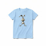 Un T-shirt poudre à manches courtes et col rond pour jeune, orné d'un motif représentant un animal de la ferme sur le devant.