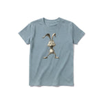 Un T-shirt sauge à manches courtes et col rond pour jeune, orné d'un motif représentant un animal de la ferme sur le devant.