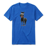 Un T-shirt royal à manches courtes et col rond, orné d'un motif représentant un animal de la ferme sur le devant.