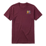 Un T-shirt marron à manches courtes et col rond, orné d'un motif représentant un oiseau excentrique sur la poitrine gauche.