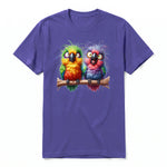 Un T-shirt violet à manches courtes et col rond, orné d'un motif représentant un oiseau excentrique sur le devant.