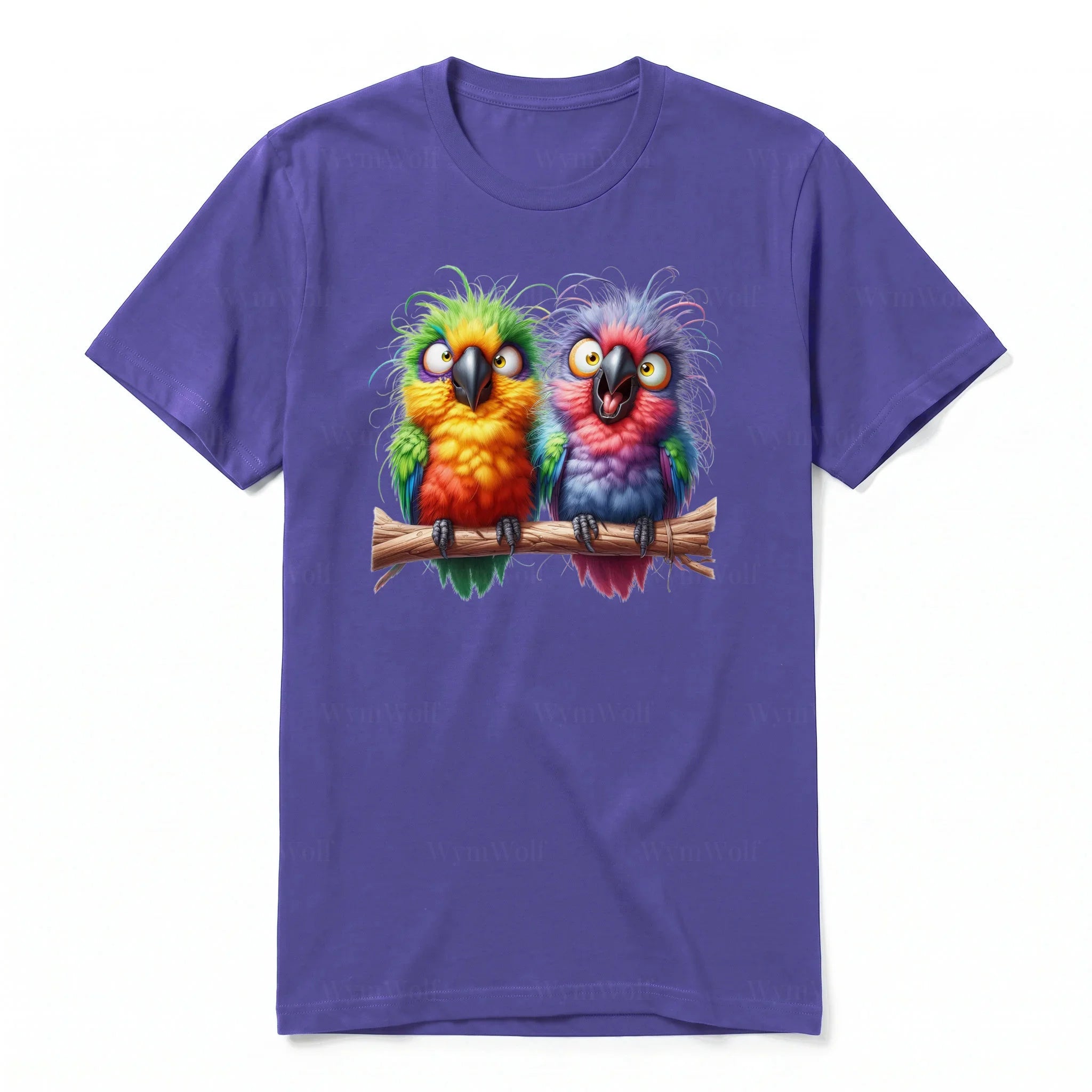 Un T-shirt violet à manches courtes et col rond, orné d'un motif représentant un oiseau excentrique sur le devant.