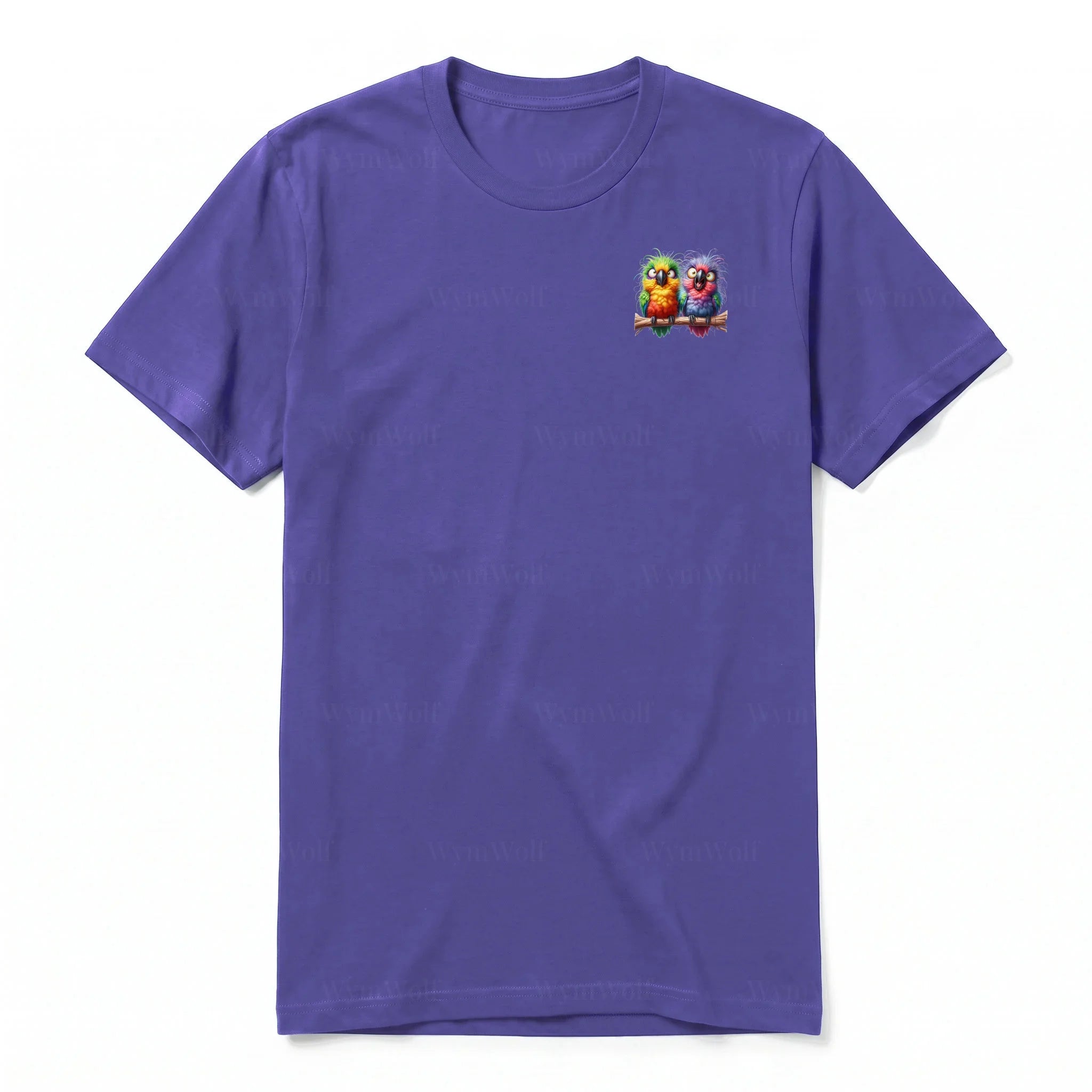 Un T-shirt violet à manches courtes et col rond, orné d'un motif représentant un oiseau excentrique sur la poitrine gauche.