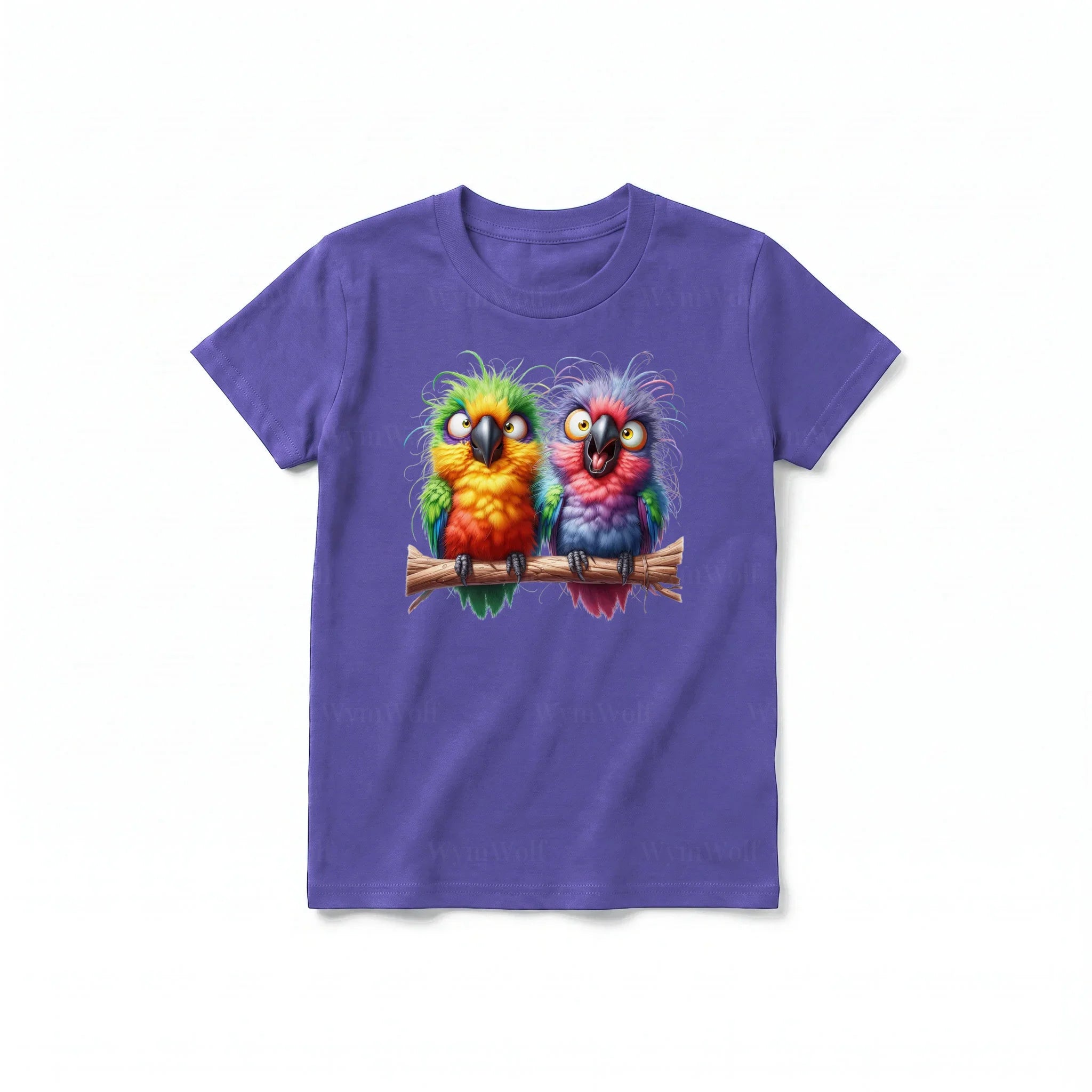 Un T-shirt violet à manches courtes et col rond pour jeune, orné d'un motif représentant un oiseau excentrique sur le devant.