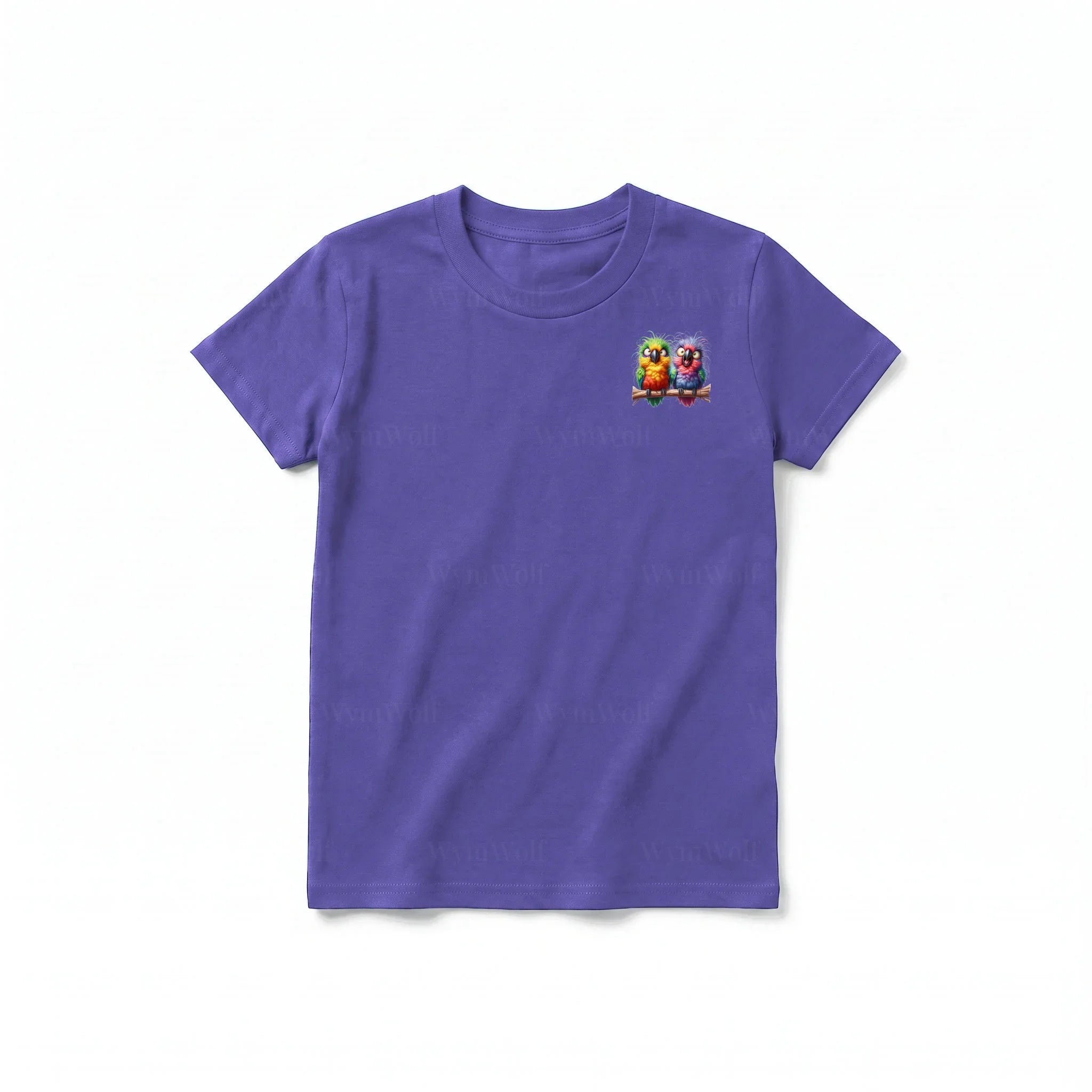 Un T-shirt violet à manches courtes et col rond pour jeune, orné d'un motif représentant un oiseau excentrique sur la poitrine gauche.